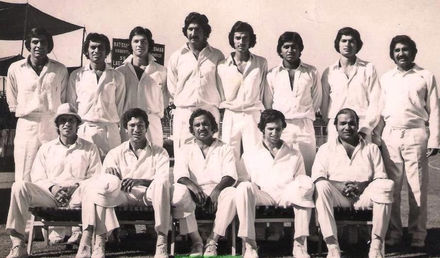 Sikander Bakht is standing at fourth from right side among many great Pakistani players.