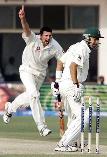 Hasan Raza's wicket as he rattles the Pakistan middle order with a two-wicket over, Pakistan v Eng