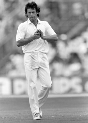 Imran Khan shines the ball, England v Pakistan, 5th Test, The Oval, 4th day, August 10, 1987