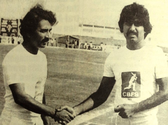 Sunil Gavaskar and Javed Miandad at the toss at Sharjah first friendly in 1981 