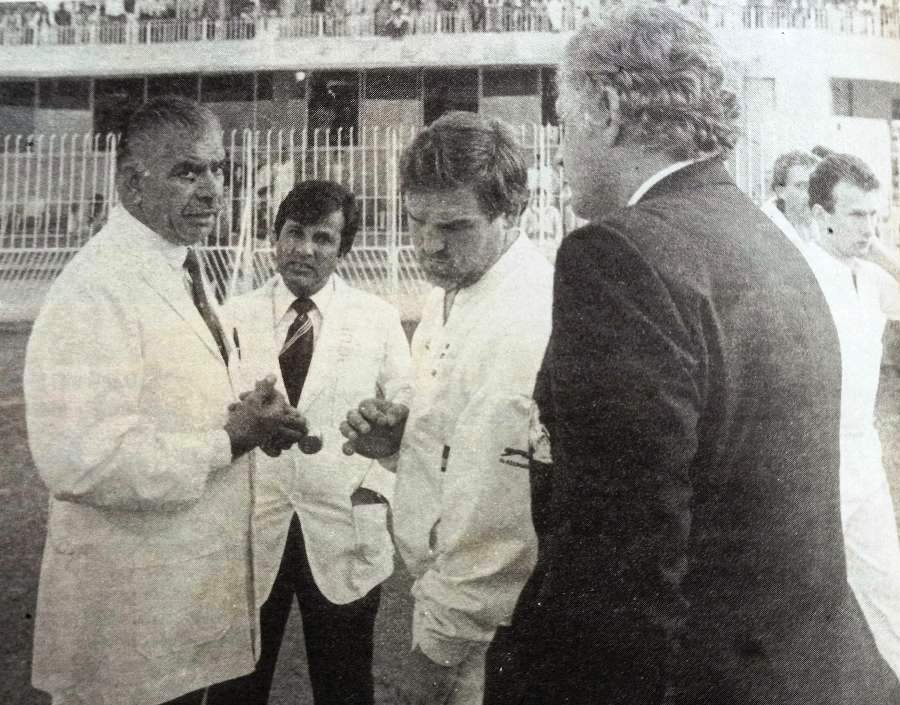 Faisalabad Test 19877-88 – England Manager Peter Lush tries to bring Shakoor Rana and Mike Gatting together, however Umpire Shakeel Khan looks on. You can also see Neil Fairbrother in the background.