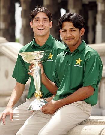 Sarfraz Ahmad and Anwar Ali with the Trophy
