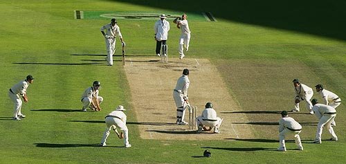 Shane Warne has the batsman surrounded amid fading light, New Zealand v Australia, 1st Test, Chri