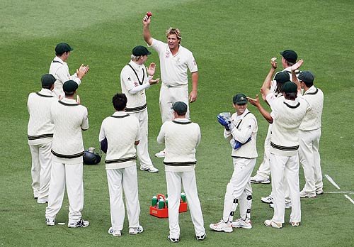 Shane Warne’s team-mates acknowledge his achievement in reaching 700 Test wickets, Australia v E2