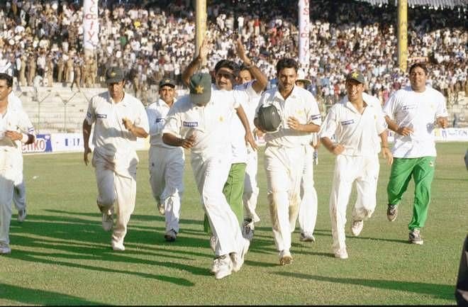 Wasim Akram and Pakistan gets a standing ovation in Chennai after they beat India ina thrilling Test match in 1999