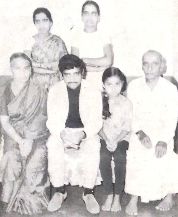 GR Vishwanath with his Father, Mother and Sisters in October 1971